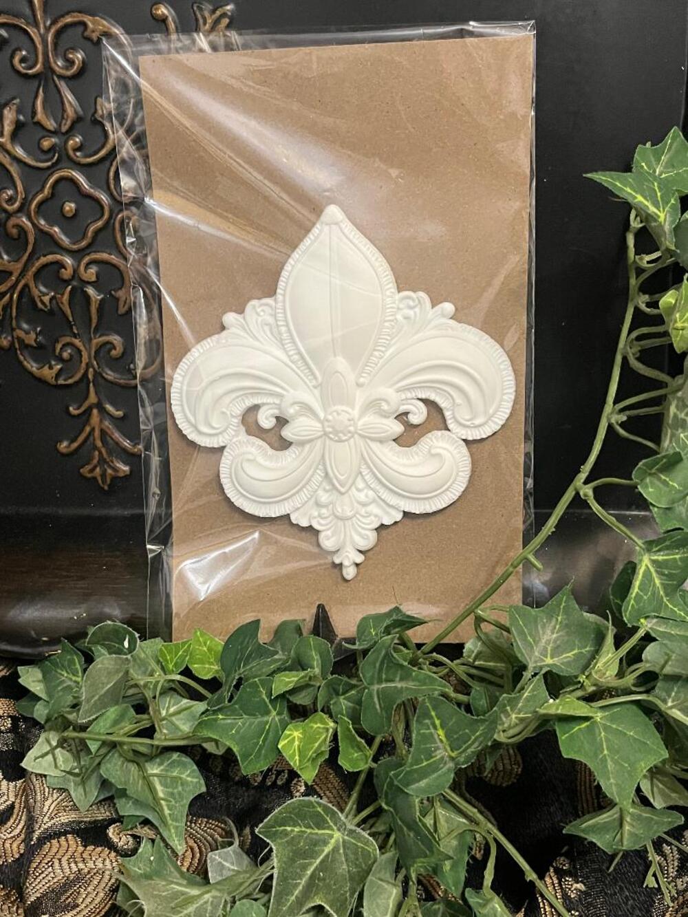 Unfinished Fleur-de-Lis Resin Applique